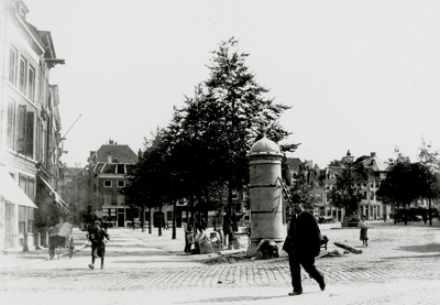 64582 Gezicht op de noordoosthoek van de Neude te Utrecht; rechts de aanleg van een betonnen reclamezuil (Litfasssäule).
